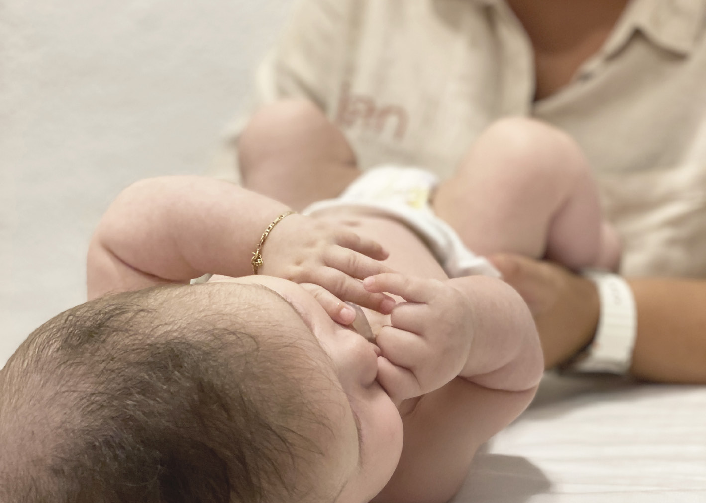 Fisioterapia pediátrica con un bebé